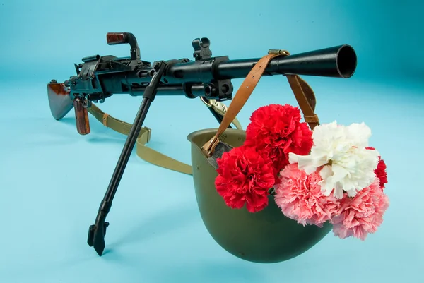Кулемет і квіти — стокове фото
