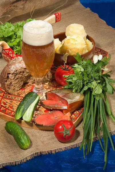 Stillleben mit Bier und Kartoffeln — Stockfoto