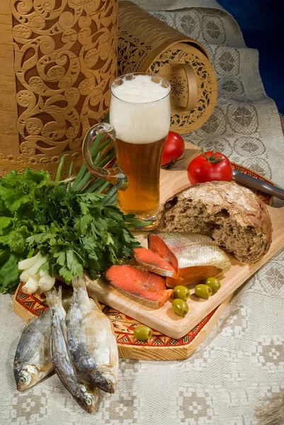 Пиво, хлеб и рыба — стоковое фото