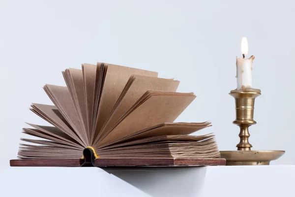 Kniha a svíčka — Stock fotografie