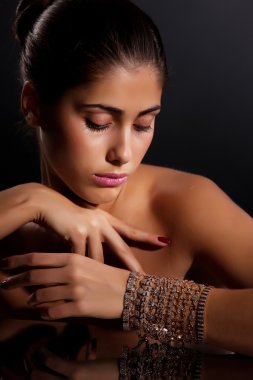 Genç kadın biçimli kap