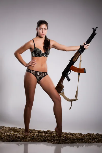 Mujer joven con luz Machinegun — Foto de Stock