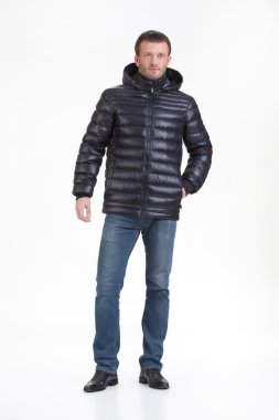 Kışın giyinmiş genç adam.