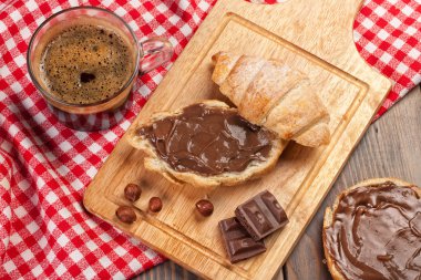Kahve, ekmek ve çikolata