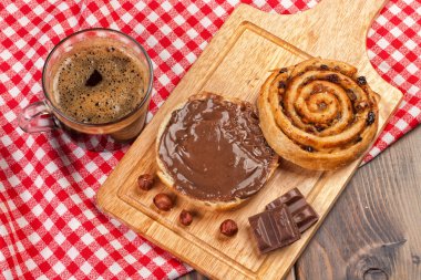 Kahve, ekmek ve çikolata