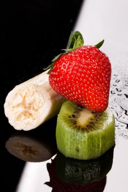 Çilek, kivi ve muz