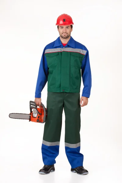 Homem de uniforme com a serra de gasolina — Fotografia de Stock