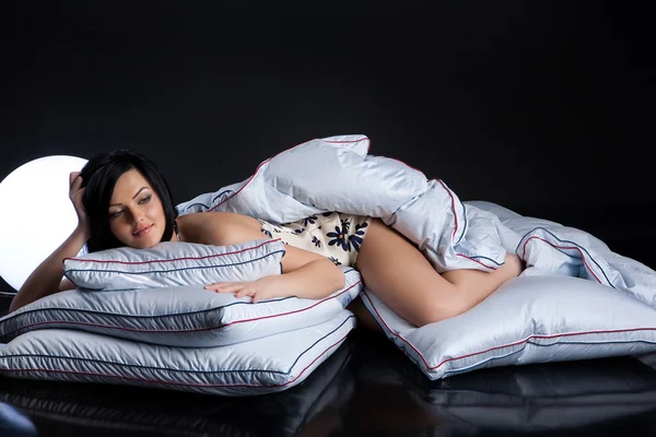 Mujer en la cama — Foto de Stock