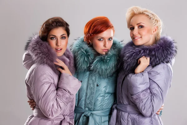 Giovani belle donne in abbigliamento alla moda — Foto Stock