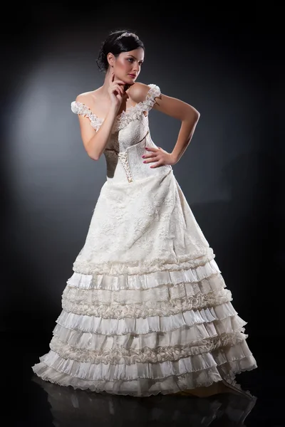 Giovane bella sposa — Foto Stock