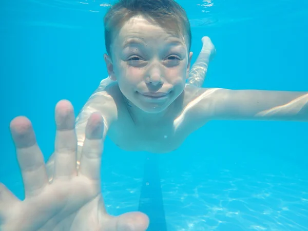 Niño sonriendo bajo el agua —  Fotos de Stock