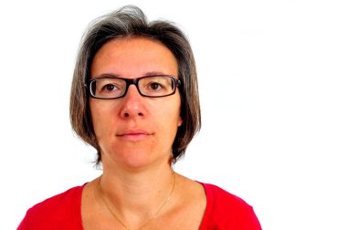 Kırmızı tişörtlü smartphone cep telefonu ile Studio kadında