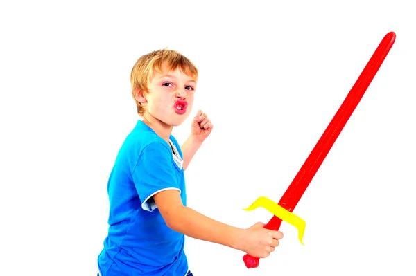 Jonge jongen in studio spelen met zwaard op witte achtergrond — Stockfoto