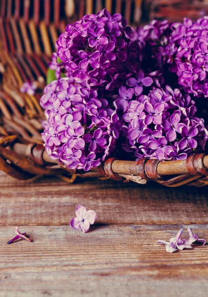 Lila blommor på ett träbord — Stockfoto