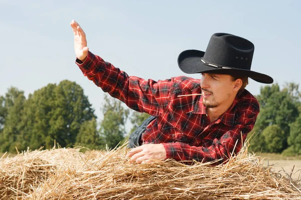 Joven Vaquero Sentado Pajar Campo Saluda Alguien Imágenes De Stock Sin Royalties Gratis