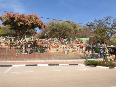 İsrail 'deki özel bir Dishon köyünün avlusundaki çeşitli elementlerden yaratılmış bir mekansal tesis.