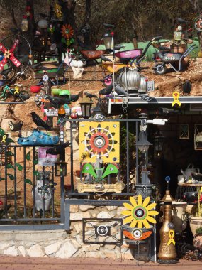 İsrail 'deki özel bir Dishon köyünün avlusundaki çeşitli elementlerden yaratılmış bir mekansal tesis.