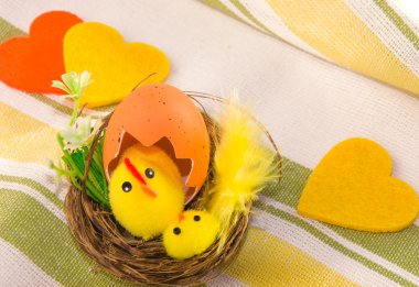 Paskalya dekorasyon ve pamuk peçete üzerinde üç keçe Kalpler.