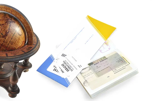 Παλιά ξύλινη σφαίρα, διαβατήριο και αέρα εισιτήριο με ελέγχου αποσκευών σε λευκό. — Φωτογραφία Αρχείου