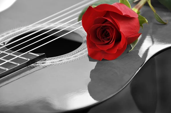 Klasik Gitar ve kırmızı gül.