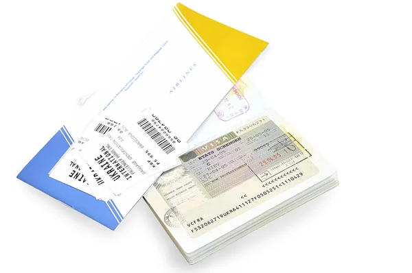 Pasaporte y billete de avión con facturación de equipaje en blanco . —  Fotos de Stock