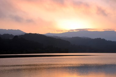 Reservior ve alacakaranlık günbatımı, dağlar.