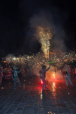 Geleneksel bir Katalan program (ishal ateş) Correfocs veya topu de Diables.