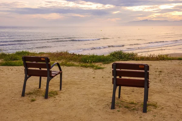 Dos sillas solitarias con vistas al mar Mediterráneo al atardecer . — Foto de Stock