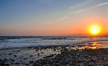 gün batımında kıyı şeridi manzara görünümü.