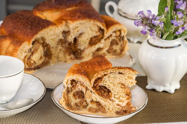 Großes Stück traditionellen italienischen aromatischen Kuchen la gubana. — Stockfoto