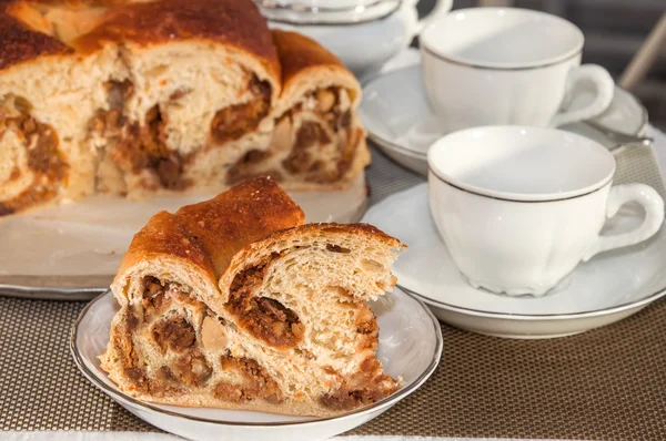 Gutes Stück typisch italienischen aromatischen Kuchen la gubana. — Stockfoto