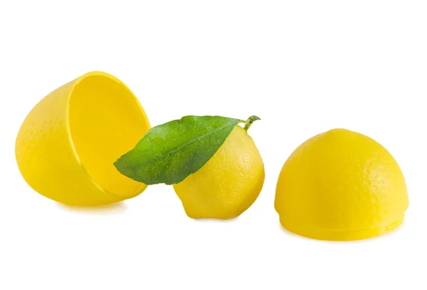 Frisk citron med grønt blad og opbevaringsbeholder på hvid . - Stock-foto