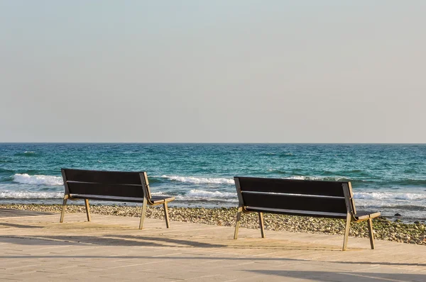 Dos bancos vacíos con vistas al mar Mediterráneo . — Foto de Stock