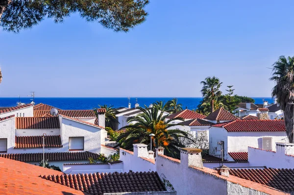 Küçük tatil beldesi Costa Dorada, İspanya. Housetops.