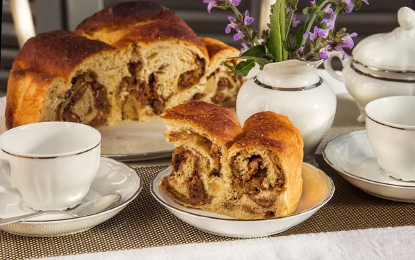 Traditionella italienska flavorous hem bakat kaka La Gubana. — Stockfoto