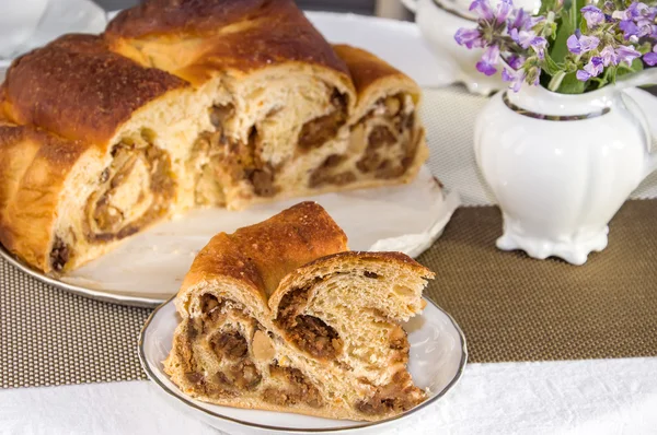 Buen pedazo de pastel tradicional italiano sabroso La Gubana . —  Fotos de Stock