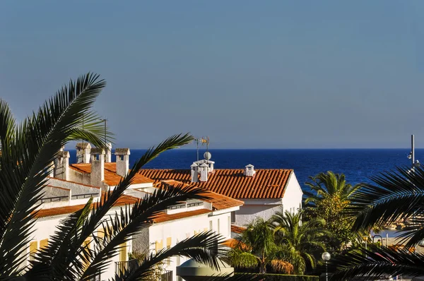 Typische mediterrane Kurstadt. Chalets in der Nähe vom Meer. lizenzfreie Stockfotos