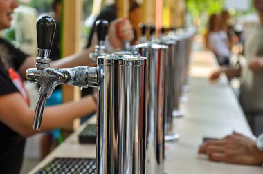 Sokakta bira Vinçler.