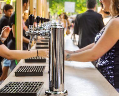 Sokakta satırda bira vinç.