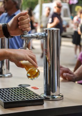 Işık ale vinç üzerinden dökülen barmen.