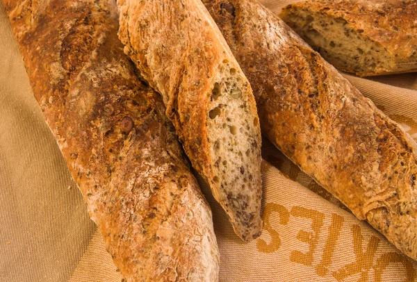 Verse Alpine Baguettes met pompoen, sesam, Chia en lijnzaad. — Stockfoto