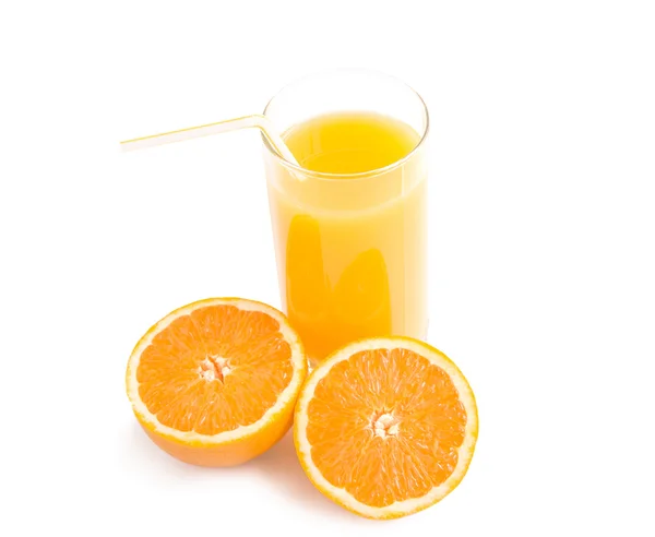 Copo de suco de laranja com laranja fresca no branco . — Fotografia de Stock