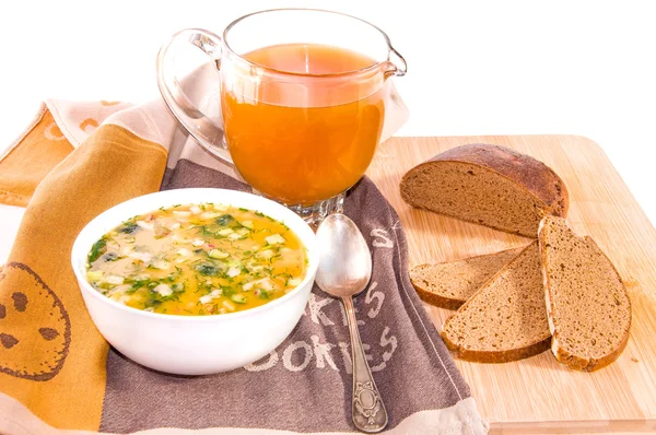 Soupe traditionnelle russe okroshka, cruche de kvass et pain . — Photo