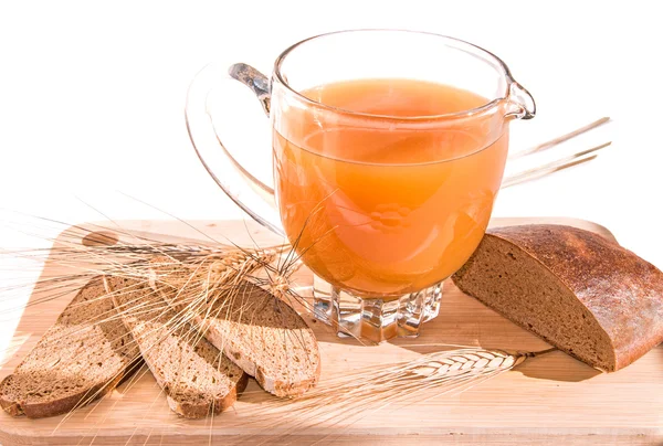 Kvas (kvas), ekmek ve ahşap panosunda kulakları ile sürahi.