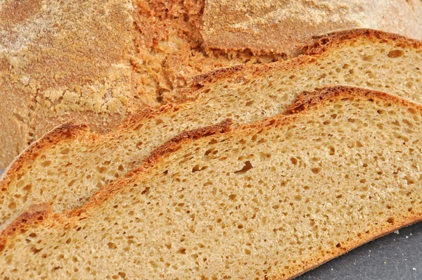 Close-up van vers rustiek brood. — Stockfoto