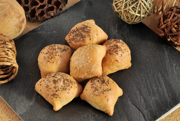 Sıcak ve gevrek ev yapımı puf cep etli börek ve susam ve chia tohumu ile serpilir.
