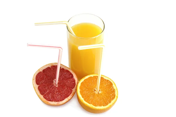 Vaso de zumo de naranja con rodajas de naranja fresca y pomelo sobre blanco . —  Fotos de Stock