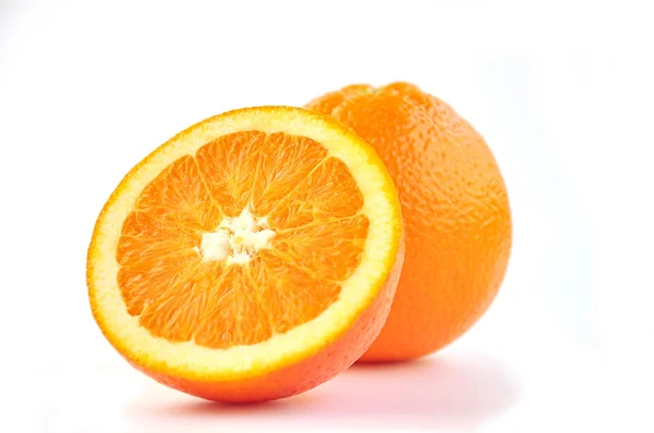 Соковиті апельсини на білому . — стокове фото