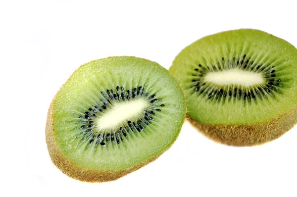 Potongan kiwi diisolasi di atas putih . — Stok Foto