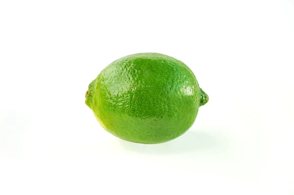 Saftige Limette auf Weiß. — Stockfoto